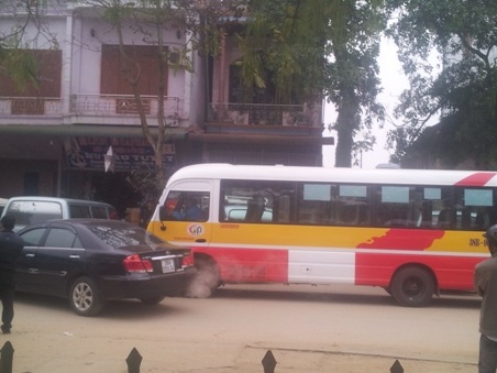 Nhiều người bao vây bến xe phản đối khai tuyến xe buýt - 3 Theo một số lái xe, việc khai tuyến xe buýt đã ảnh hương đến họ