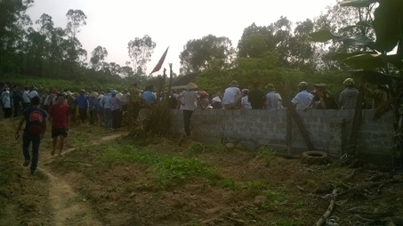 Vụ 4 công an bị đánh nhập viện: Khởi tố vụ án bắt giữ người trái luật - 1 Hiện trường vụ giải cứu 4 cán bộ công an bị dân bắt giữ