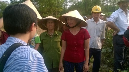 Vụ 4 công an bị đánh nhập viện: Khởi tố vụ án bắt giữ người trái luật - 2 Hiện trường vụ giải cứu 4 cán bộ công an bị dân bắt giữ
