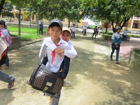 Nam đến trường trên đôi lưng của bố mẹ và những người bạn