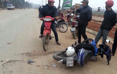 Tai nạn khiến 3 thanh niên đi trên xe máy bị thương, phải nhập viện