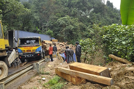 Hàng chục mét khối gỗ tràn đường, quốc lộ ách tắc nhiều giờ - 1 Hiện trường vụ tai nạn