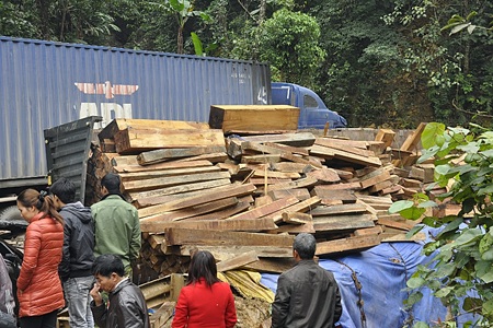 Hàng chục mét khối gỗ tràn đường, quốc lộ ách tắc nhiều giờ - 2 Container gỗ bị bung sau khi bị lật