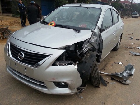 Chiếc ô tô bị hư hỏng nặng phần đầu