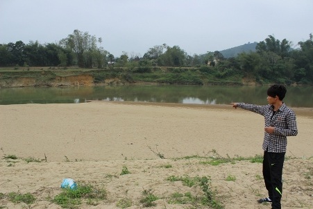 Người dân thôn Hương Đại lo sợ việc hút cát sẽ đe dọa đến cuộc sống của hàng trăm hộ dân nơi đây