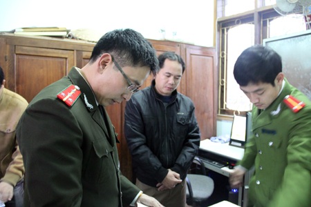 Nguyễn Văn Hóa bị Công an huyện Nghi Xuân bắt ngay tại phòng làm việc sáng 12/2