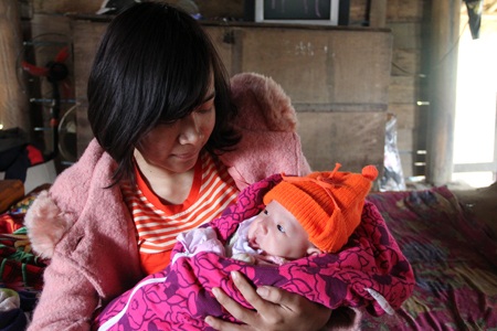 Riêng bé Ngọc Quế, do thiếu sữa mẹ nên được anh Quyết gửi về bên nhà cậu ruột nhờ chăm sóc