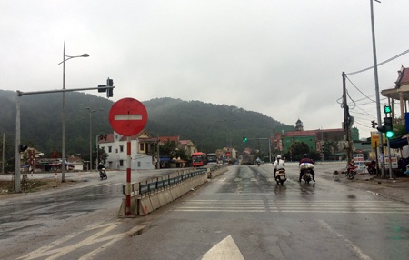 Chủ đầu tư hệ thống đèn tín hiệu giao thông nhận trách nhiệm - 3 Chiếc xe khách bị biến dạng hoàn toàn phần đầu trong vụ tai nạn đêm 21/2