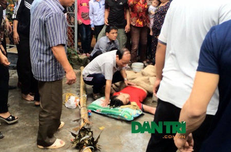 Hạ nêu chạm vào điện cao thế, hai thanh niên nguy kịch - 1 Một trong hai nạn nhân nằm bất tỉnh, đang được người dân sơ cứu