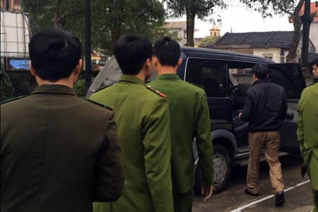 Cơ quan điều tra dẫn Nguyễn Văn Hóa từ cơ quan lên xe về tiếp tục khám xét tại nhà riêng