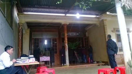 Thêm một bệnh nhân tử vong sau khi tiêm kháng sinh - 1 Gia đình, người thân đang làm lễ mai táng cho ông Quế