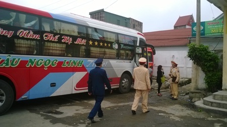 Xe "chất lượng cao" nhồi nhét, muốn... đi vệ sinh cũng không được - 1 Chiếc xe khách được lai dắt về Bến xe Hà Tĩnh để xử lý