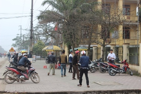 Lập bãi giữ xe trên vỉa hè ngay trước trụ sở công an