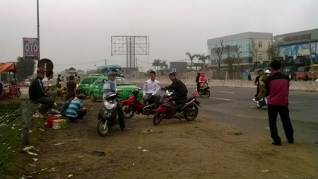Vật vã bắt xe vào những ngày đầu năm - 2 Chờ gần nữa ngày nhưng nhiều hành khách vẫn chưa bắt được xe