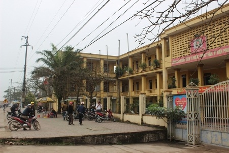 Lập bãi giữ xe trên vỉa hè ngay trước trụ sở công an