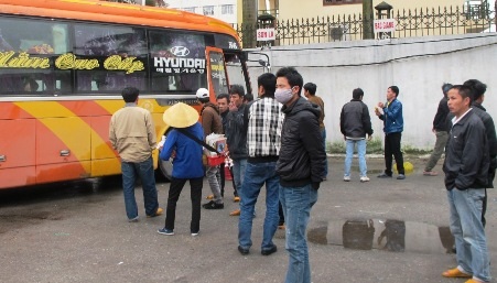 Chiếc xe khách được lai dắt về Bến xe Hà Tĩnh để xử lý