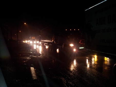 Đầu xe khách và xe container bị biến dạng hoàn toàn (Ảnh: Xuân Sinh)