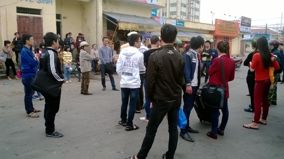 Xe "chất lượng cao" nhồi nhét, muốn... đi vệ sinh cũng không được - 3 Mặc dù chỉ có 42 ghế nhưng chiếc xe khách của nhà xe Châu Ngọc Linh nhồi nhét 85 khách