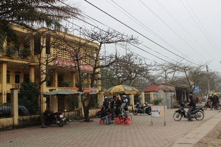 Lập bãi giữ xe trên vỉa hè ngay trước trụ sở công an