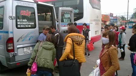 Xe "chất lượng cao" nhồi nhét, muốn... đi vệ sinh cũng không được - 4 Nhiều hành khách ngay sau đó đã được bố trí sang xe khách khác để tiếp tục lịch trình