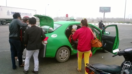 Vật vã bắt xe vào những ngày đầu năm - 6 Xe khách chạy quá, nhiều hành khách phải bắt taxi để đuổi theo xe khách