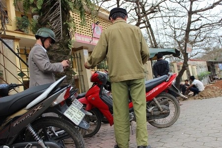 Mỗi lần đến Công an huyện Cẩm Xuyên làm việc người dân phải mất 3000 đồng tiền gửi xe