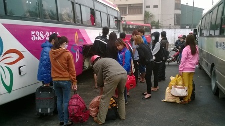Vật vã bắt xe vào những ngày đầu năm - 1 Hầu như nhà xe nào cũng kín chổ