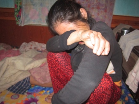 Cứ nghĩ đến việc đứa con gái ngoan ngoãn học giỏi sẽ phải nghỉ học, chị Lan lại bật khóc