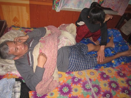 Bố của Hiền bị liệt nửa người và nhiều bộ phân đang dần hoại tử