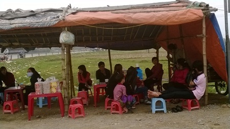 Vật vã bắt xe vào những ngày đầu năm - 5 Nhiều hành khách mệt mỏi ngồi chờ trong quán nước