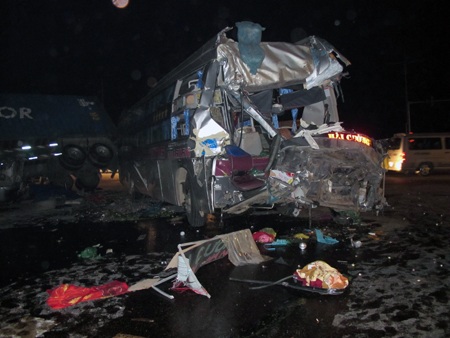 Chủ đầu tư hệ thống đèn tín hiệu giao thông nhận trách nhiệm - 2 Chiếc xe khách bị biến dạng hoàn toàn phần đầu trong vụ tai nạn đêm 21/2