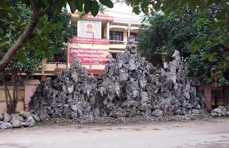 Ảnh tuần qua: Di dời một biểu tượng của lịch sử - văn hóa? - 6 Bi hài “quan huyện” lập núi “trấn yểm” bít cổng trụ sở UBND