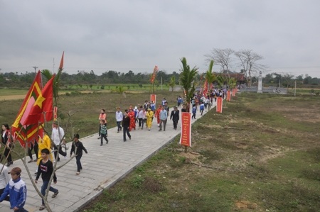Độc đáo lễ hội rước Sắc phong vua Hàm Nghi - 11 Đoàn rước vào làm lễ tại Đền thờ vua Hàm Nghi trong di tích thành Sơn Phòng