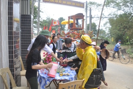 Độc đáo lễ hội rước Sắc phong vua Hàm Nghi - 12 Nhà nhà ở Phú Gia đều lập bàn thờ, sắm lễ vật để đón lộc vua