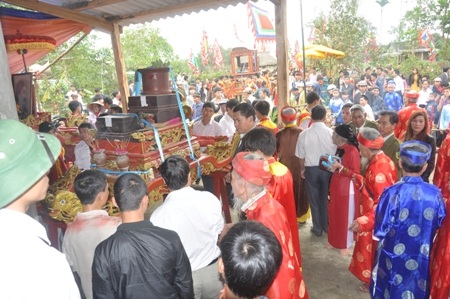 Độc đáo lễ hội rước Sắc phong vua Hàm Nghi - 14 Đoàn rước tiến vào nhà Đạo chủ mới
