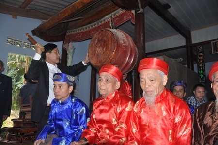 Độc đáo lễ hội rước Sắc phong vua Hàm Nghi - 3 Đánh trống khai hội