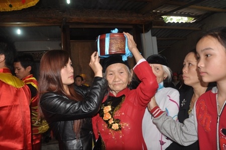 Độc đáo lễ hội rước Sắc phong vua Hàm Nghi - 5 Báu vật vua Hàm Nghi được vợ Đạo chủ mới vinh dự nhận đội trên đầu