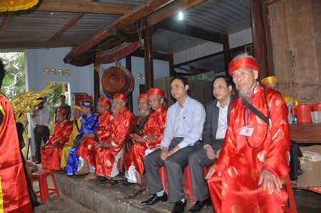 Độc đáo lễ hội rước Sắc phong vua Hàm Nghi - 4 Đạo chủ Phan Đình Hiền cùng lãnh đạo huyện Hương Khê