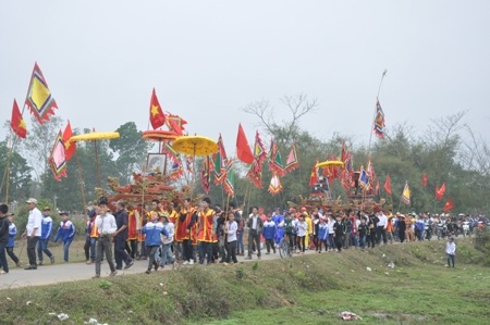 Độc đáo lễ hội rước Sắc phong vua Hàm Nghi - 2 Tưng bừng Lễ hội rước Sắc phong vua Hàm Nghi