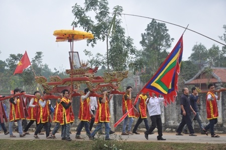 Độc đáo lễ hội rước Sắc phong vua Hàm Nghi - 8 Đoàn rước tiến qua Đền Trầm Lâm...