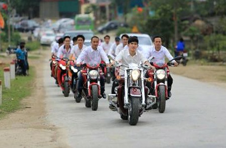 Truy tìm dàn môtô khủng phạm luật diễu phố trong đám cưới - 1 Truy tìm dàn môtô khủng phạm luật diễu phố trong đám cưới