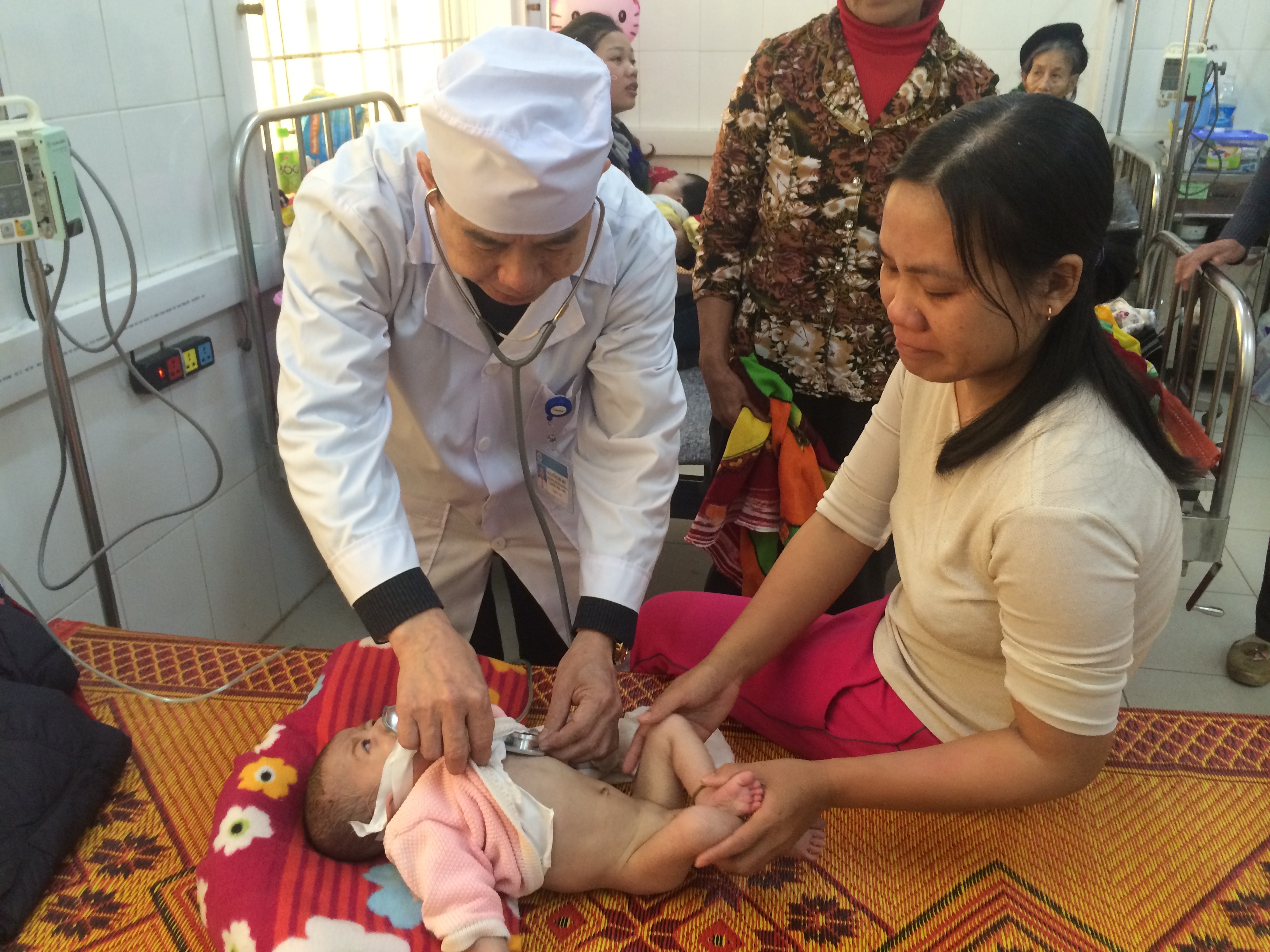 Một trẻ nhỏ nhiễm vi rút hô hấp cấp nằm điều trị tại Khoa Nhi BVĐK Hà Tĩnh