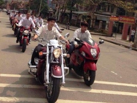 Dàn mô tô “khủng” diễu phố: Khó xử lý vì tài xế đã sang… Lào - 1 Dàn xe mô tô khủng dẫn đầu cuộc rước dâu vi phạm luật giao thông