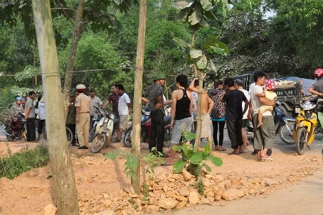 Hai ôtô lao vào nhà dân, 2 tài xế bị thương nặng - 2 Lực lượng CSGT huyện Hương Sơn đang điều tra nguyên nhân vụ tai nạn