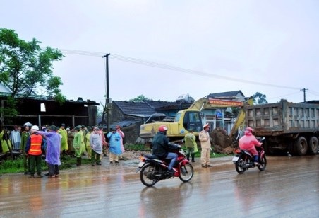 Ném gạch đá vào công an để phản đối thi công Quốc lộ 1A - 1 Ném gạch đá vào công an để phản đối thi công Quốc lộ 1A