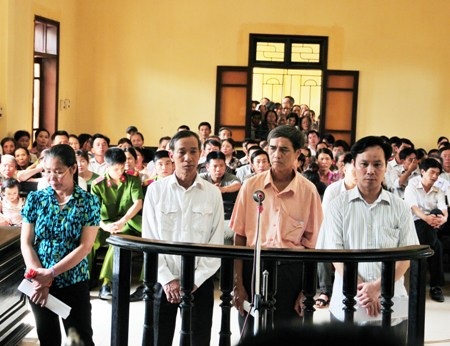 4 cán bộ xã "ăn đất" của người nghèo ra tòa - 1 Các bị cáo tại phiên tòa