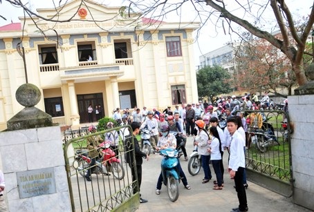 4 cán bộ xã "ăn đất" của người nghèo ra tòa - 2 Rất đông bà con nhân dân đến theo dõi phiên tòa