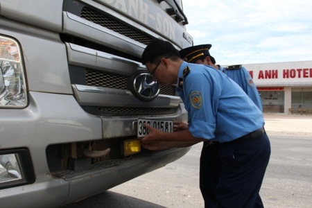 Tiến hành dừng xe kiểm tra