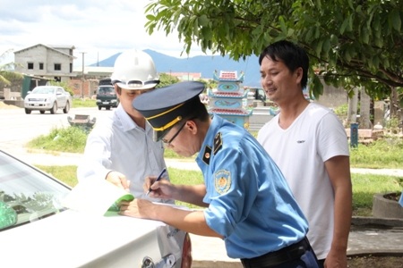 Tiến hành dừng xe kiểm tra