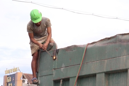 Tiến hành dừng xe kiểm tra